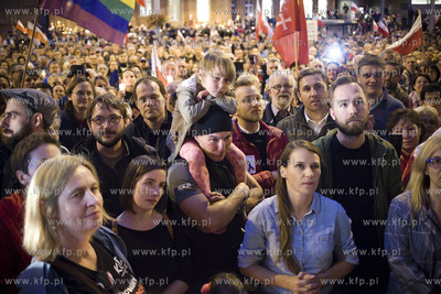 Gdańsk. Łańcuch światła, protest przed Sądem...
