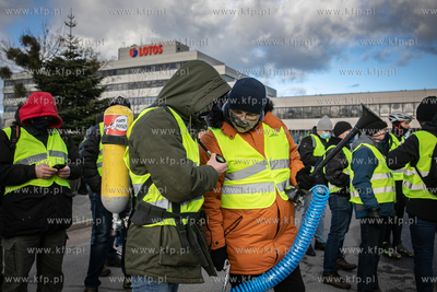 Pikieta pracowników Grupy Lotos pod biurowcem rafinerii,...