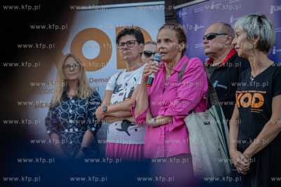 Manifestacja pod hasłem "Bo nie sprzedaje się praworządności"...