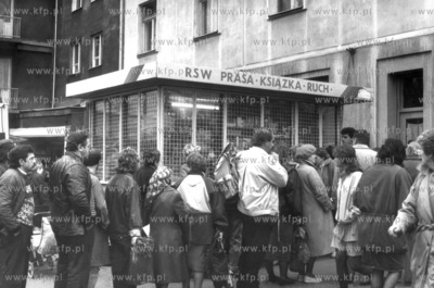 Kolejka przed kioskiem Ruchu w Gdansku - Wrzeszczu....