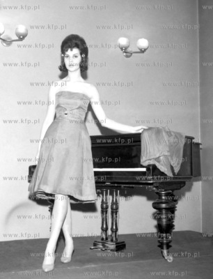 Modelka prezentuje mode lat 60-tych. 0001946z 1964...