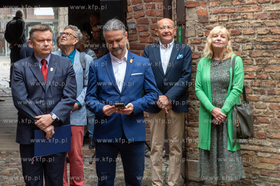 Zespół Przedbramia. Po 83 latach trzy dzwony kościelne,...