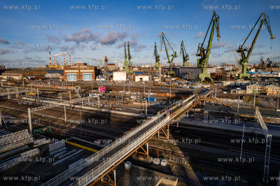 Kładka dla pieszych prowadzaca na przystanek SKM Gdańsk...