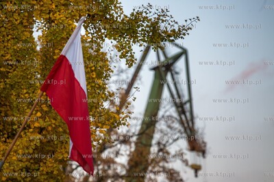 Gdańsk. Al. Zwycięstwa. Flagi z okazji 101. rocznicy...