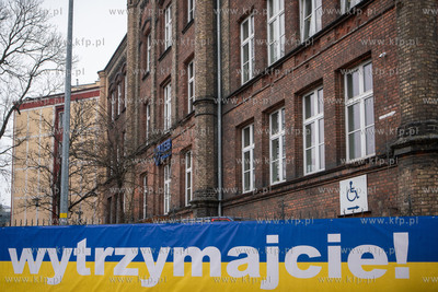 Banery z napisem WYTRZYMAJCIE! pojawiły się na ogrodzeniu...