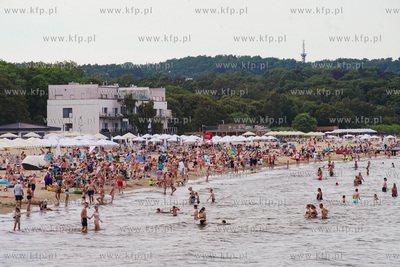Sopot, plaża.  Nz. Tłum plażowiczów.  25.07.2022...