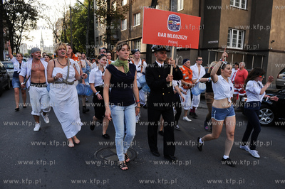 Gdynia. Parada zalog startujacych w Zlocie Zaglowcow...