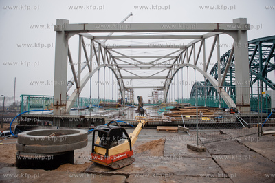 Gdansk. Montaz kolejnych czesci wiaduktu nad torami...