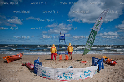 Gdansk. Czerwona flaga wywieszona na plazy w Jelitkowie...