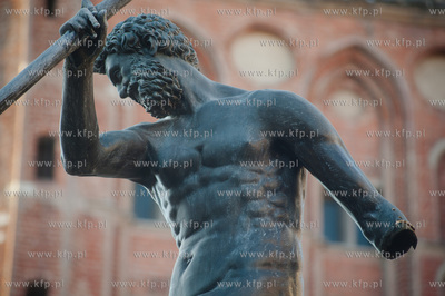 Gdansk. Zdemontowana czesc lewej reki fontanny Neptuna....