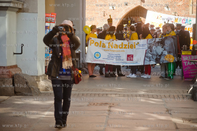 Gdansk. Ul. Dluga. Korowod Pol Nadziei z udzialem Orkiestry...