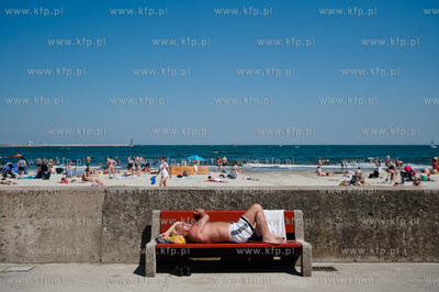 Gdynia. Upalny, sloneczny, wakacyjny dzien na plazy...