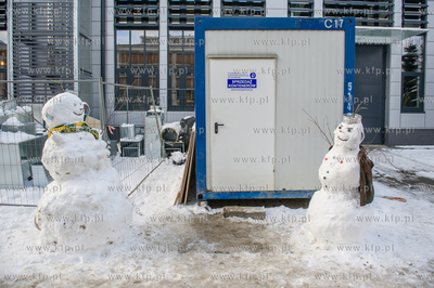 Sniezne balwany ustawione na kampusie Politechniki...
