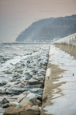 Gdynia. Zimowa, mroźna pogoda na Bulwarze Nadmorskim...