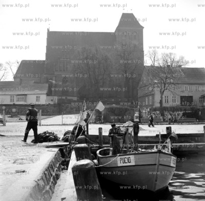Kuter w puckim porcie rybackim na Kaszubach. 05.1969
maj_II_69_z.kosycarz_4
Fot....