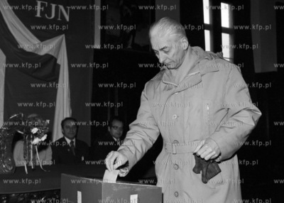 Wybory do Sejmu PRL i rad narodowych. W lokalu komisji...