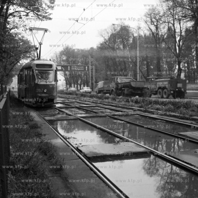 Tramwaj 102NA linii 8 jedzie aleje Zwyciestwa w Gdansku....