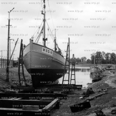 Kuter rybacki na slipie obok przystani w Górkach Wschodnich....