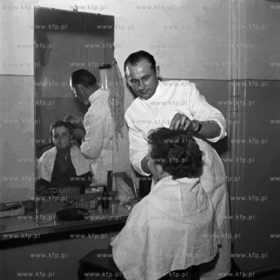 W salonie fryzjerskim. ( lata50 )
1959
0006195z_gdynia
Fot....