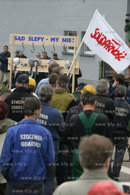 Wiec ok. 300 pracownikow Stoczni Gdanskiej . Stoczniowcy...