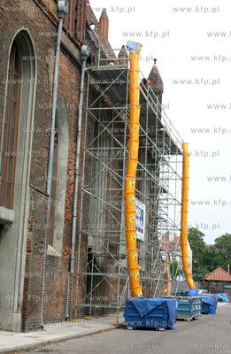 Poczatek remontu kosciola sw. Katarzyny. Pierwszym...