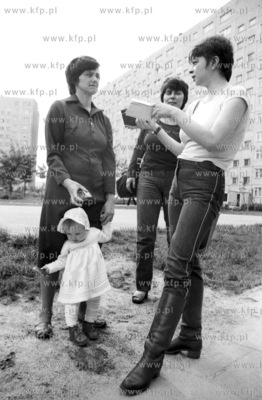 Danuta Walesa z dzieckiem na gdanskiej Zaspie. 1989...