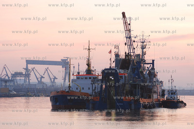 Port Gdynia noca. Nz. poglebianie portu.
04.05.2008
fot....