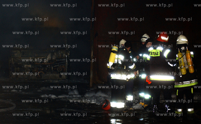 Dwa autobusy oraz hala warsztatowa nalezace do firmy...