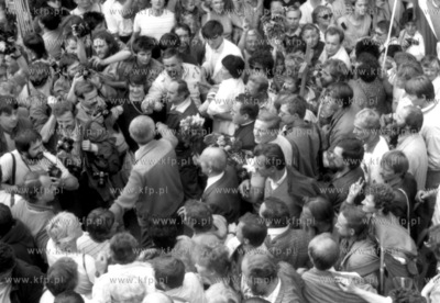 Wyjscie ze Stoczni Gdanskiej po zakonczonym strajku....