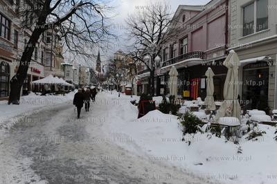 Sopot. Kolejne opady sniegu zasypaly Sopot. Nz. ulica...