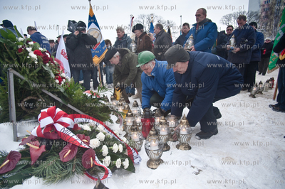 Zlozenie zniczy i wiencow w Rocznice Grudnia 70 pod...