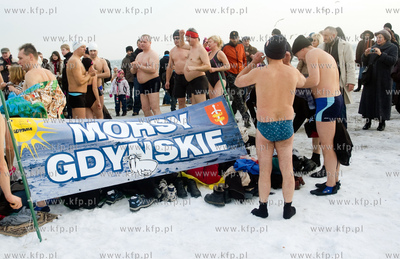 Gdynskie morsy zbieraly pieniadze na WOSP podczas niedzielnej...