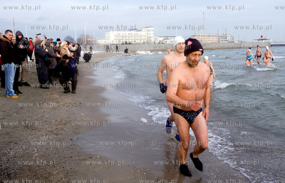 Gdynskie morsy zbieraly pieniadze na WOSP podczas niedzielnej...