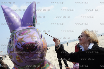 Gdynia dzieci malowaly wielkiego 2,5 metrowego zajaca...