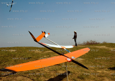 Trojmiejscy mlosnicy szybowcow  sterowanych radiem...
