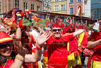 Gdansk. Ulica Dluga. Hiszpanscy kibice na ulicach starego...