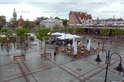 Deszcz  i chlodna pogoda spowodowala opustoszenie Sopotu....