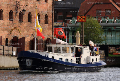 Gdansk. V Zlot Oldtimerow w Marinie Gdanskiej. Parada...