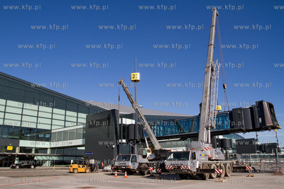 Instalacja rekawow przy terminalu pasazerskim T2 na...