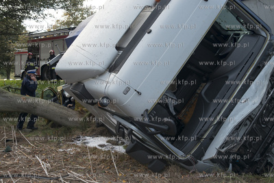 Stara Dabrowa na krajowej 6. Volkswagen Golf zderzyl...