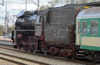 Przejazd pociagiem specjalnym, ciagnietym przez parowoz...