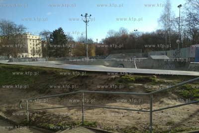 Gdynia. Wyludnione ulice i place zabaw. Nz. Skytepark...