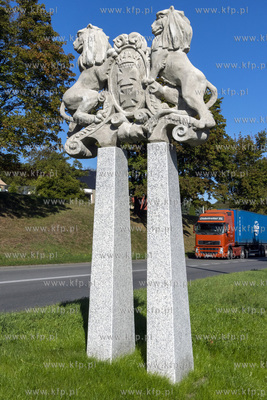 Odnowiony tzw witacz z herbem Gdańska stojący na...