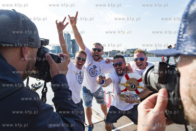 Red Bull Konkurs Lotów w Gdyni. Nz. Zwycięska drużyna...