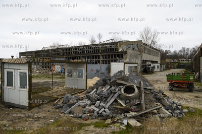Półwysep helski. Hel. Opuszczony budynek przy nabrzeżu,...