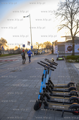 Gdynia. Skwer Kościuszki o poranku. Park Rady Europy....