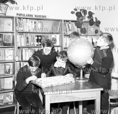 W szkolnej bibliotece. 0001214z 1964 Fot. Zbigniew...