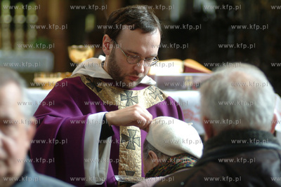 Sroda popielcowa, kosciol sw. Mikolaja w Gdansku.5.03.2003fot....