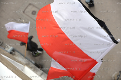 Gdansk. Zalobne flagi z kirami po katastrofie lotniczej...