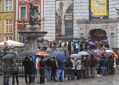 Noc Muzeow w Gdansku. Kolejka do Dworu Artusa na Dlugim...
